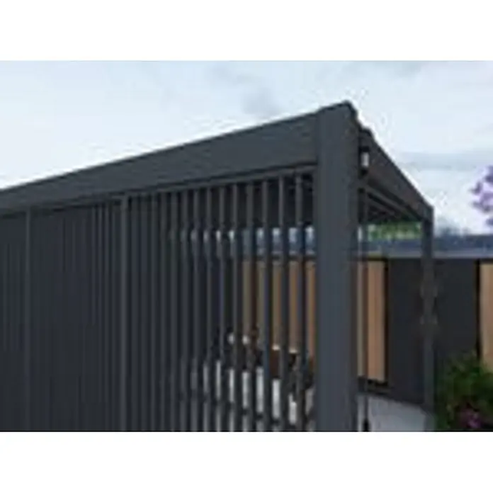 Seitenwand Lamellenwand Paneel für Weide Pergola Anthrazit 123 cm -  - Nahaufnahme einer dunkelgrauen Aluminium-Pergola-Seitenwand mit vertikalen Lamellen, die Sichtschutz und Schatten spendet.
