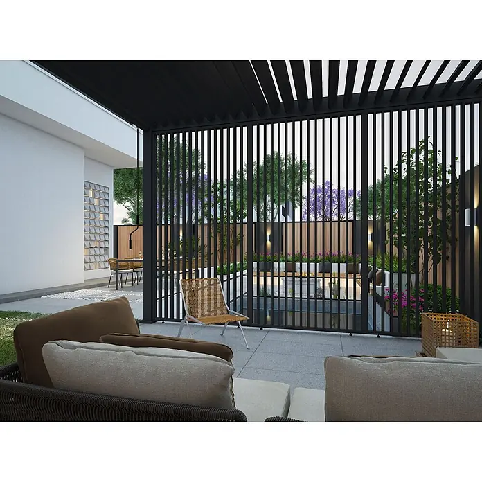 Seitenwand Lamellenwand Paneel für Weide Pergola Anthrazit 123 cm -  - Schwarze Lamellenpergola und Sichtschutz definieren einen modernen Außenwohnbereich mit Pool und Sitzgelegenheiten.