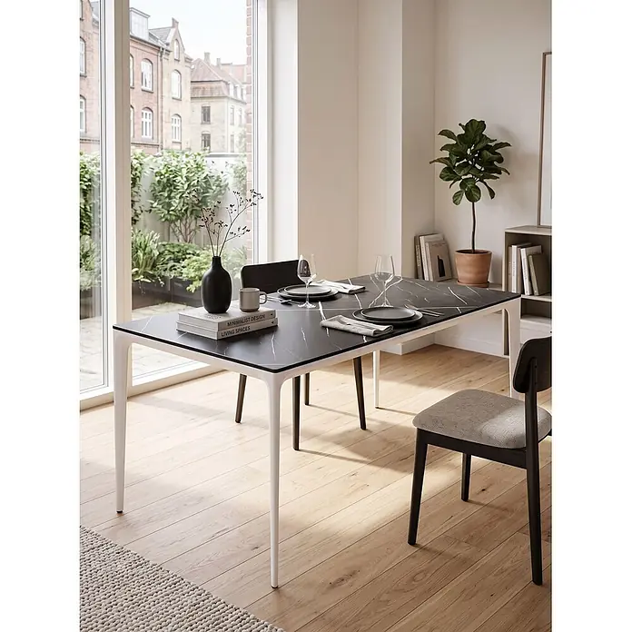 Esstisch SOVARETO in Schwarz/Weiß - (W) 90 x (H) 75 x - L - Moderner Esstisch mit schwarzer Marmorplatte und gemischten weißen und dunklen Beinen, gedeckt in einem hellen Raum.