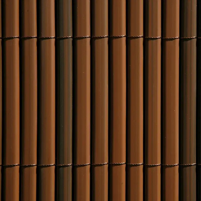 Gardol Comfort Sichtschutzmatte - Braun, 300 x 90 cm - Detailaufnahme eines braunen Sichtschutzzauns aus Kunststoff mit vertikalen Lamellen, verbunden durch braune Drahtseile.
