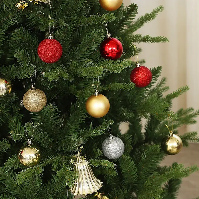 HOMCOM-Weihnachtsbaum-Ø105 x 180H cm-Grün -  - Verschiedene rote, goldene und silberne Weihnachtsornamente, darunter Glitzerkugeln, glänzende Kugeln und eine goldene Glocke, hängen an einem grünen Weihnachtsbaum.
