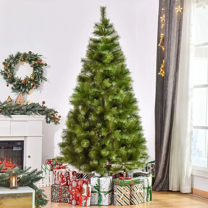 HOMCOM-Weihnachtsbaum-Ø90 x 210H cm-Grün -  - Hoher künstlicher grüner Weihnachtsbaum in einem festlichen Raum mit Geschenken an der Basis.