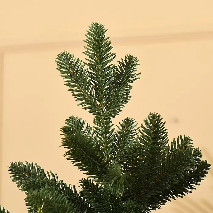 HOMCOM-Christbaum-Ø120 x 180H cm-Grün -  - Nahaufnahme eines künstlichen Weihnachtsbaumzweigs mit dunkelgrünen Nadeln und braunem Stamm.