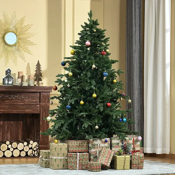 HOMCOM-Christbaum-Ø120 x 180H cm-Grün -  - Ein künstlicher Weihnachtsbaum, mit bunten Kugeln geschmückt und mit Geschenken umgeben, steht in einem gemütlichen Raum.