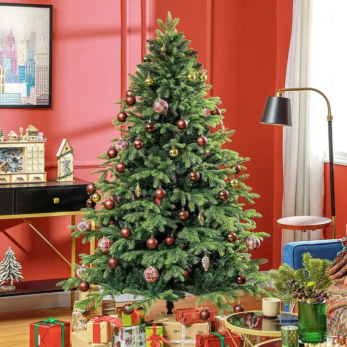 HOMCOM-Weihnachtsbaum-Ø122 x 183H cm-Grün -  - Ein voll dekorierter künstlicher Weihnachtsbaum mit grünen Zweigen und braunen, goldenen, karierten Ornamenten, in einem festlichen Wohnzimmer mit Geschenken am Fuß.