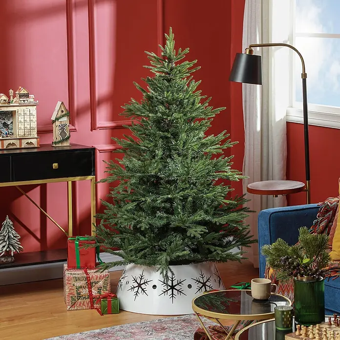 HOMCOM-Weihnachtsbaum-95L x 95B x 150H cm-Grün -  - Künstlicher Weihnachtsbaum mit weißem Schneeflocken-Baumkragen, in einem festlich dekorierten Wohnzimmer.