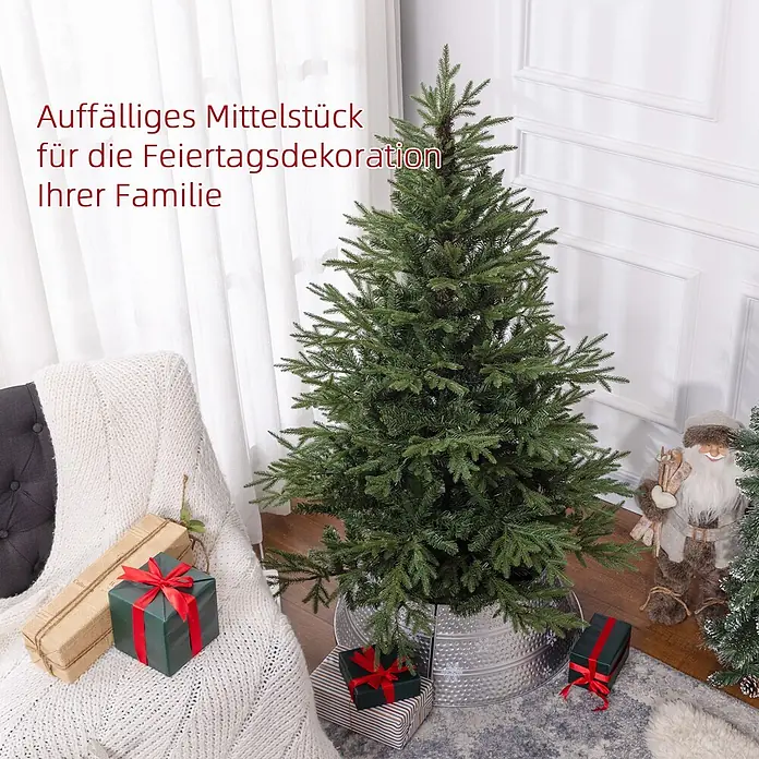 HOMCOM-Weihnachtsbaum-95L x 95B x 150H cm-Grün -  - Ein üppiger grüner künstlicher Weihnachtsbaum mit einer Metallbaummanschette, umgeben von verpackten Geschenken in einem festlichen Raum.