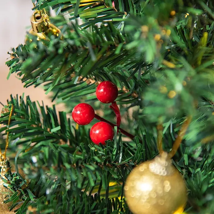 HOMCOM-Weihnachtsbaum-∅40 x H60 cm-Grün -  - Nahaufnahme eines künstlichen Weihnachtsbaumzweigs mit grünen Nadeln, geschmückt mit roten Beeren und goldenen Kugeln.