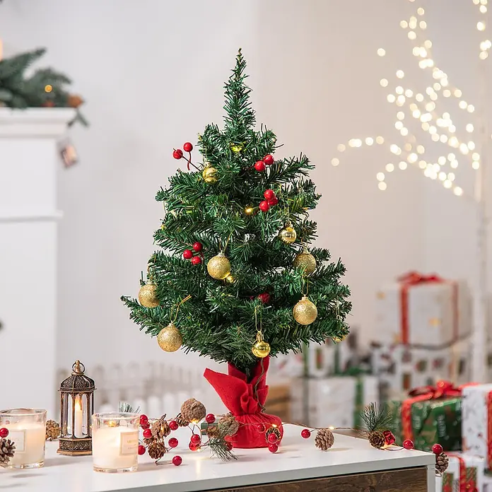 HOMCOM-Weihnachtsbaum-∅40 x H60 cm-Grün -  - Kleiner künstlicher Weihnachtsbaum, mit goldenen Kugeln, roten Beeren und Lichtern geschmückt, auf einem Tisch mit festlicher Dekoration.
