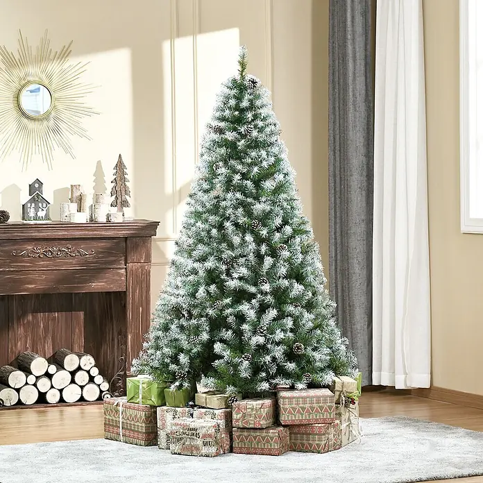 HOMCOM-Weihnachtsbaum-103L x 103B x 180H cm-Grün+Weiß -  - Ein schneebestäubter grüner Weihnachtsbaum mit Tannenzapfen steht in einem Wohnzimmer, umgeben von verpackten Geschenken.