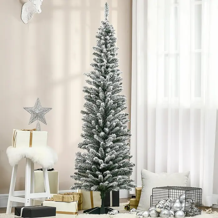 HOMCOM-Weihnachtsbaum-Ø55 x 180H cm-Grün+Weiß -  - Hoher, schlanker beflockter künstlicher Weihnachtsbaum, grün mit weißem Schnee, in einem dekorierten Raum mit Geschenken und Ornamenten.