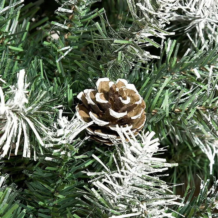 HOMCOM-Weihnachtsbaum-103L x 103B x 180H cm-Grün+Weiß -  - Nahaufnahme eines grünen künstlichen Weihnachtsbaumzweigs mit weißem Kunstschnee und angehängtem braunen Tannenzapfen.