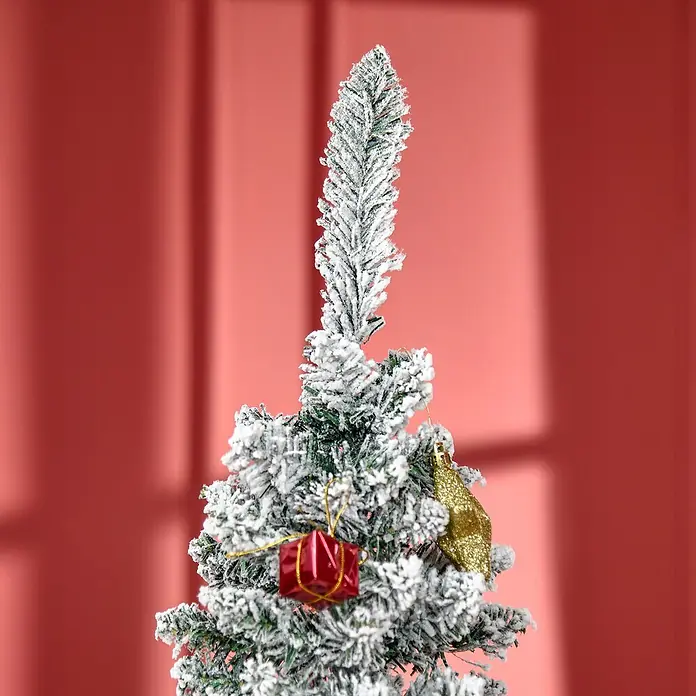 HOMCOM-Weihnachtsbaum-Ø55 x 180H cm-Grün+Weiß -  - Beflockter Miniatur-Weihnachtsbaum, dekoriert mit rotem Geschenk und goldenem Stern, vor einer rötlichen Wand.