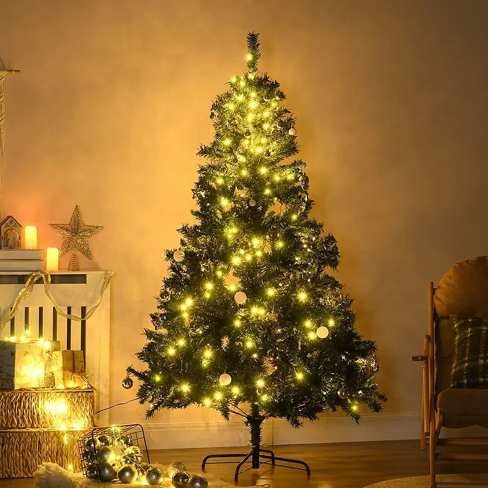 HOMCOM-Weihnachtsbaum-Ø112 x H180 cm-Grün -  - Ein vorbeleuchteter künstlicher Weihnachtsbaum mit warmweißen Lichtern und Ornamenten in einem gemütlichen, warm beleuchteten Raum.