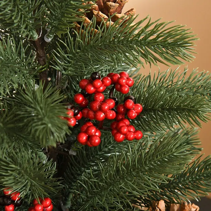 HOMCOM-Weihnachtsbaum-Ø28 x 50H cm-Grün -  - Nahaufnahme eines künstlichen Kiefernzweigs mit grünen Nadeln, roten Beeren und einem Pinienzapfen, ideal für Weihnachtsdekoration.