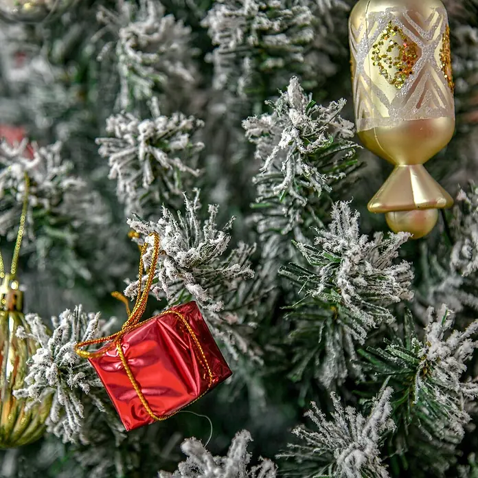 HOMCOM-Weihnachtsbaum-Ø60 x 180H cm-Grün -  - Rote Geschenkbox und goldenes Glitzerornament an gefrosteten grünen künstlichen Weihnachtsbaumzweigen.