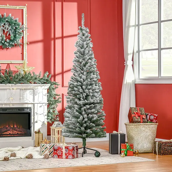 HOMCOM-Weihnachtsbaum-Ø60 x 180H cm-Grün -  - Ein hoher, beflockter künstlicher Weihnachtsbaum steht in einem festlichen Wohnzimmer, umgeben von Dekorationen und Geschenken.