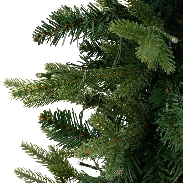 ECD Germany Künstlicher Weihnachtsbaum 150 cm mit Beleuchtung, Naturgetreu -  - Nahaufnahme eines realistischen künstlichen Weihnachtsbaumastes mit grünen Nadeln, braunen Akzenten und integrierten klaren LED-Leuchten.