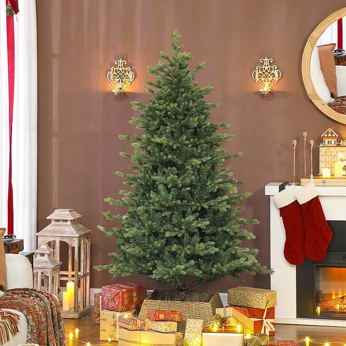HOMCOM-Weihnachtsbaum-100L x 100B x 180H cm-Grün -  - Ein künstlicher grüner Weihnachtsbaum im Wohnzimmer, festlich dekoriert mit Geschenken und einem geflochtenen Korbständer.