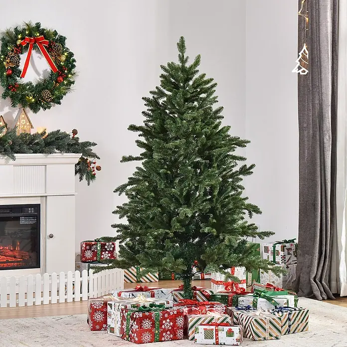 HOMCOM-Christbaum-Ø105 x 150H cm-Grün -  - Großer grüner künstlicher Weihnachtsbaum in festlich geschmücktem Wohnzimmer, umgeben von Geschenken.