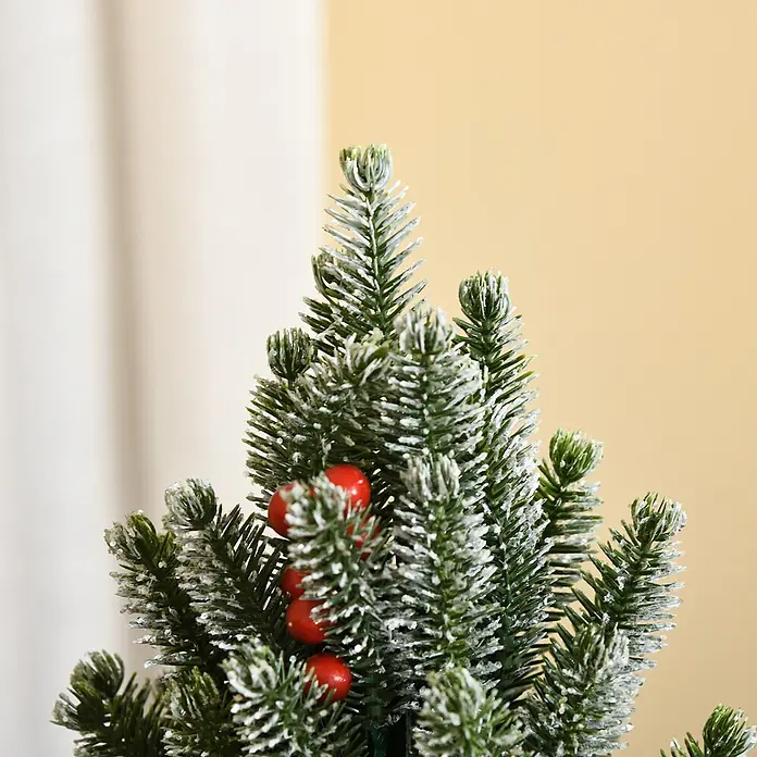 HOMCOM-Weihnachtsbaum-Ø27 x 47H cm-Grün -  - Nahaufnahme einer künstlichen Weihnachtsbaumspitze mit beflockten grünen Nadeln und roten Beeren, als festliche Dekoration.