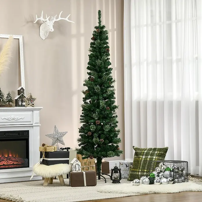 HOMCOM-Weihnachtsbaum-54L x 54B x 195H cm-Grün -  - Ein hoher, schlanker künstlicher Weihnachtsbaum mit grünem Nadelwerk und natürlichen Tannenzapfen steht in festlicher Innenumgebung.
