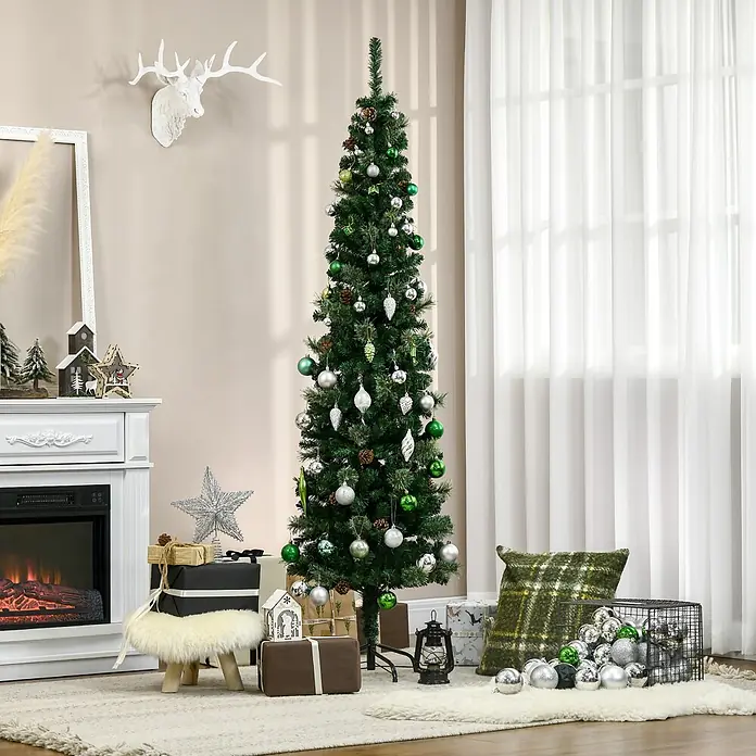 HOMCOM-Weihnachtsbaum-54L x 54B x 195H cm-Grün -  - Schlanker künstlicher Weihnachtsbaum, geschmückt mit grünen und silbernen Kugeln sowie Tannenzapfen, in einem festlichen Wohnzimmer.