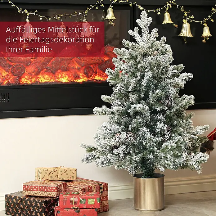 HOMCOM-Weihnachtsbaum-Ø60 x 100H cm-Grün+Gold -  - Ein beflockter künstlicher Weihnachtsbaum mit Tannenzapfen in einem Goldtopf, umgeben von Geschenken, in festlicher Umgebung.