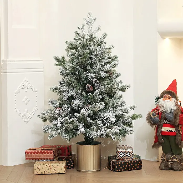 HOMCOM-Weihnachtsbaum-Ø60 x 100H cm-Grün+Gold -  - Ein beflockter Weihnachtsbaum mit Tannenzapfen in einem goldenen Topf, umgeben von Weihnachtsgeschenken und einer Weihnachtsmannfigur, der eine festliche Szene schafft.