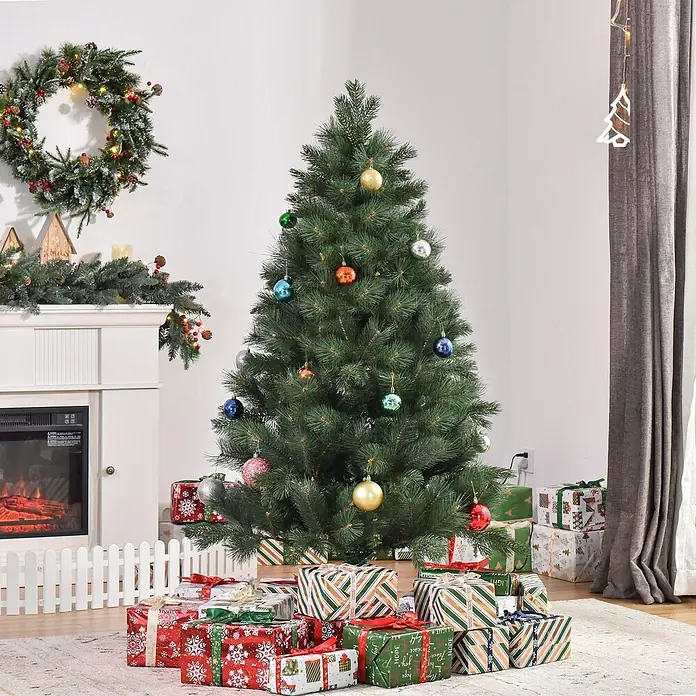 HOMCOM-Weihnachtsbaum-Ø90 x 180H cm-Grün -  - Ein künstlicher Weihnachtsbaum, geschmückt mit bunten Kugeln, steht im Wohnzimmer, umgeben von verpackten Geschenken. Ein festlicher Kranz schmückt die Wand.