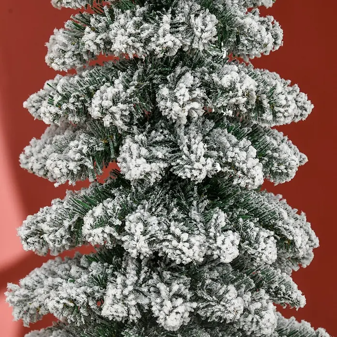 HOMCOM-Weihnachtsbaum-Ø46 x 180H cm-Grün+Weiß -  - Nahaufnahme eines grünen künstlichen Weihnachtsbaums mit weißer Beflockung, die Schnee imitiert.