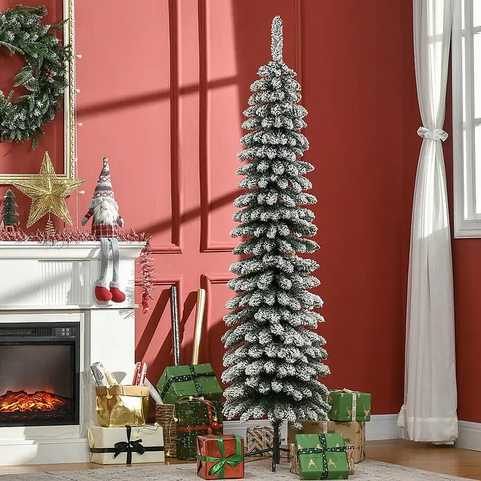 HOMCOM-Weihnachtsbaum-Ø46 x 180H cm-Grün+Weiß -  - Hoher beflockter Weihnachtsbaum mit schneebedeckten Ästen steht in einem festlich dekorierten Raum mit Geschenken.