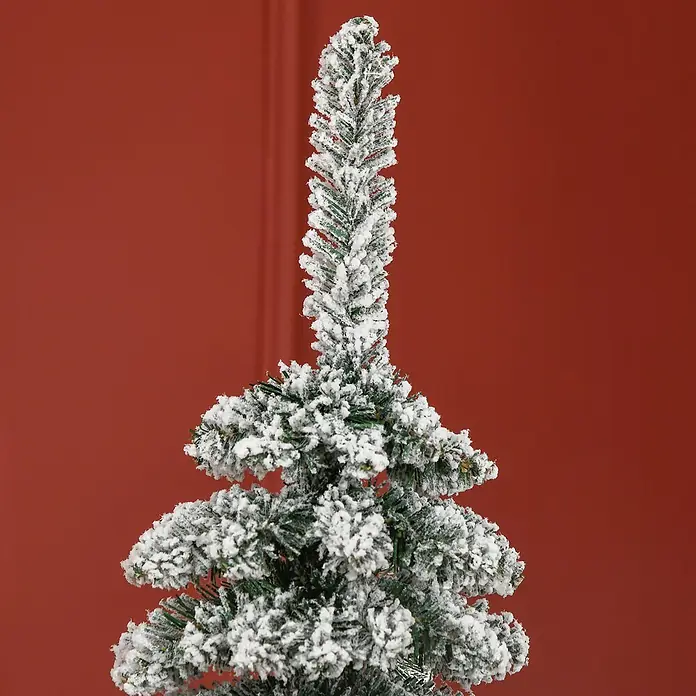 HOMCOM-Weihnachtsbaum-Ø46 x 180H cm-Grün+Weiß -  - Beflockter künstlicher Weihnachtsbaum mit grünen Zweigen und weißer Beflockung, vor rotem Hintergrund.