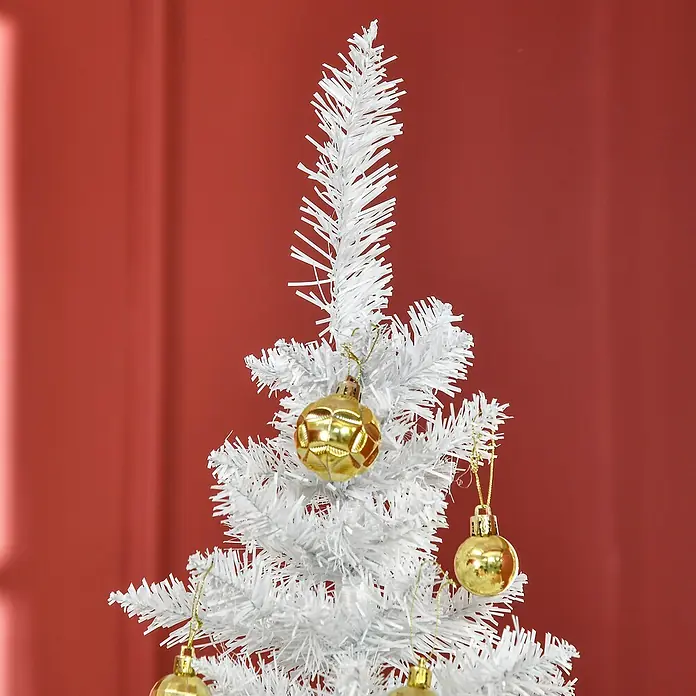 HOMCOM-Weihnachtsbaum-Ø55 x 180H cm-Weiß -  - Weißer künstlicher Weihnachtsbaum mit goldenen Kugeln vor rotem Hintergrund.