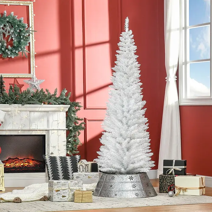 HOMCOM-Weihnachtsbaum-Ø55 x 180H cm-Weiß -  - Weißer Weihnachtsbaum mit verzinktem Metall-Baumkragen, mit Schneeflockenmustern, umgeben von Geschenken in einem festlichen Raum.