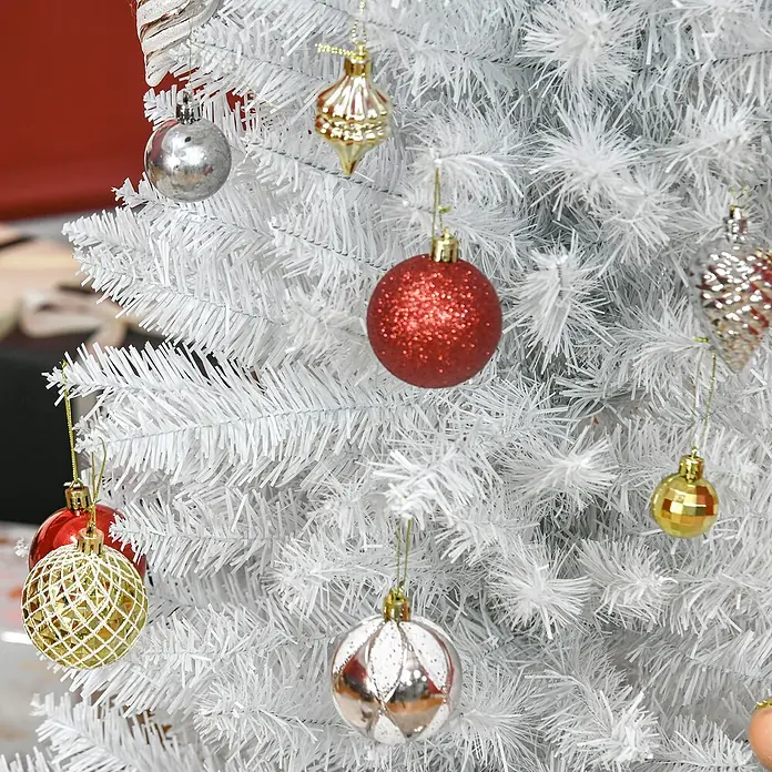 HOMCOM-Weihnachtsbaum-Ø55 x 180H cm-Weiß -  - Ein weißer künstlicher Weihnachtsbaum, geschmückt mit roten, goldenen und silbernen Kugeln.