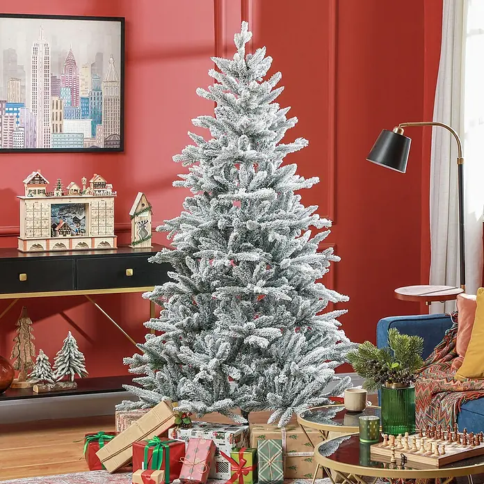 HOMCOM-Weihnachtsbaum-Ø110 x 180H cm-Grün -  - Ein künstlicher, beschneiter Weihnachtsbaum mit beflockten Zweigen steht festlich in einem Wohnzimmer, umgeben von Geschenken.