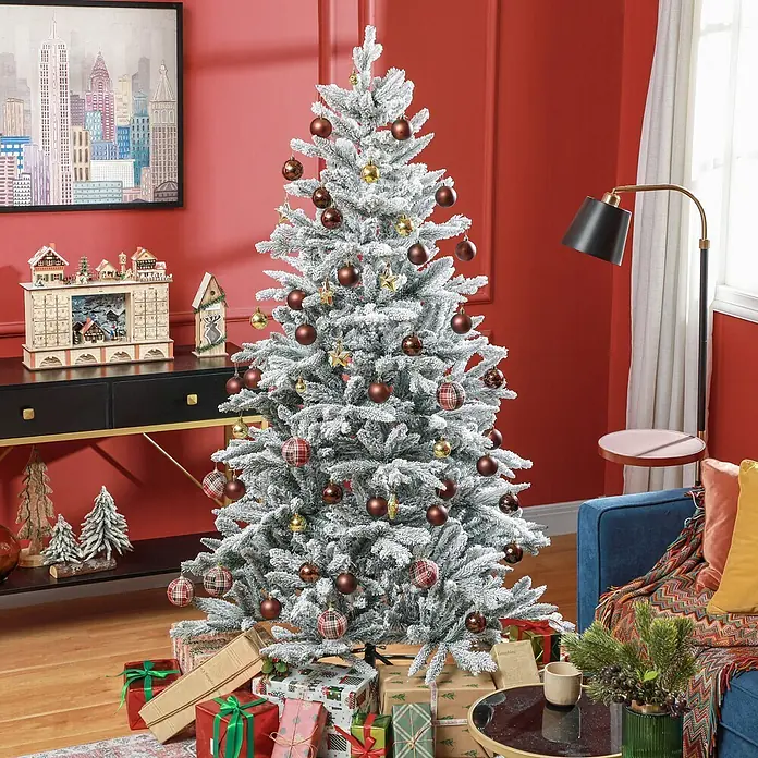 HOMCOM-Weihnachtsbaum-Ø110 x 180H cm-Grün -  - Ein beflockter Weihnachtsbaum, geschmückt mit braunen, goldenen und karierten Kugeln, steht in einem festlichen Wohnzimmer mit Geschenken darunter.