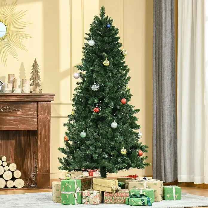 HOMCOM-Weihnachtsbaum-Ø90 x 180H cm-Grün -  - Ein hoher, grüner künstlicher Weihnachtsbaum, geschmückt mit bunten Kugeln, steht in einem Wohnzimmer mit Geschenken an der Basis.