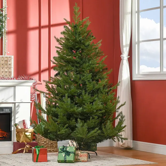 HOMCOM-Weihnachtsbaum-136L x 136B x 180H cm-Grün -  - Großer, ungeschmückter künstlicher grüner Weihnachtsbaum in einem dekorierten Raum, bereit für festliche Ornamente.