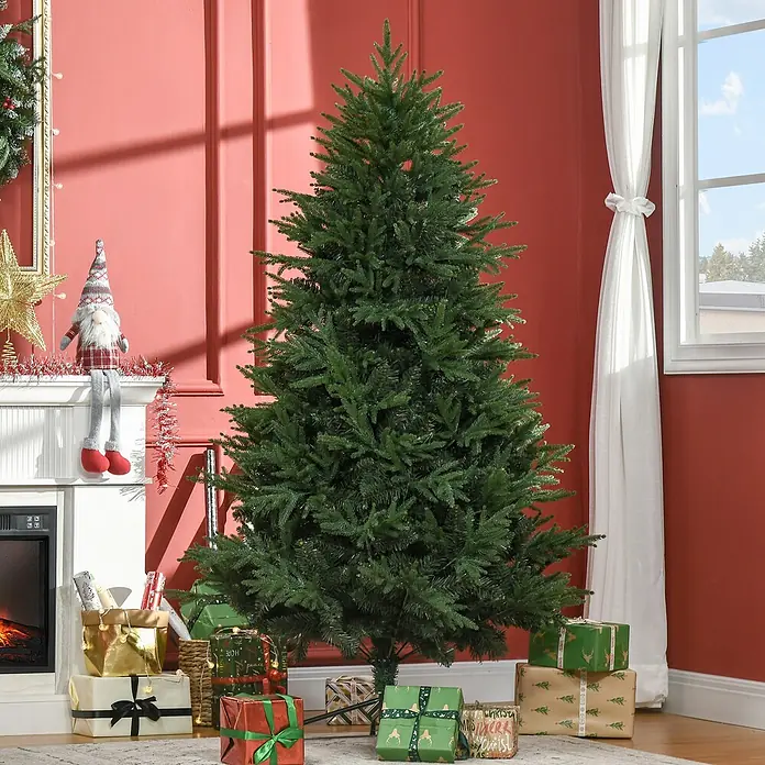HOMCOM-Weihnachtsbaum-114L x 114B x 180H cm-Grün -  - Ein hoher, grüner künstlicher Weihnachtsbaum steht in einem gemütlichen, festlichen Wohnzimmer, bereit zum Schmücken.