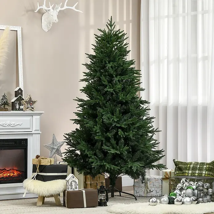 HOMCOM-Weihnachtsbaum-114L x 114B x 180H cm-Grün -  - Ein großer, grüner künstlicher Weihnachtsbaum steht in einem festlich dekorierten Raum mit Geschenken.