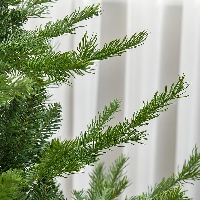 HOMCOM-Weihnachtsbaum-136L x 136B x 180H cm-Grün -  - Nahaufnahme von grünen, künstlichen Weihnachtsbaumzweigen.