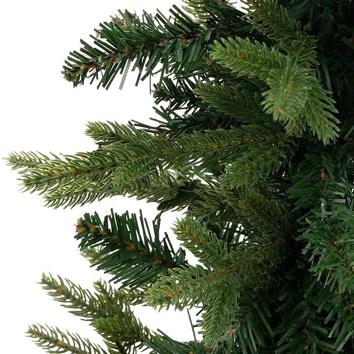 ECD Germany Künstlicher Weihnachtsbaum 150 cm, Weihnachtsdeko Innen -  - Nahaufnahme von künstlichen Weihnachtsbaumzweigen mit grünen PE- und PVC-Nadeln und braunen Akzenten.