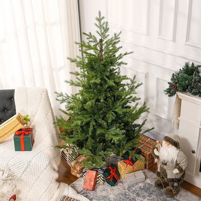 HOMCOM-Weihnachtsbaum-Ø100 x 150H cm-Grün -  - Hoher künstlicher Weihnachtsbaum mit realistischem grünem Nadelwerk, umgeben von verpackten Geschenken in einem festlichen Raum.