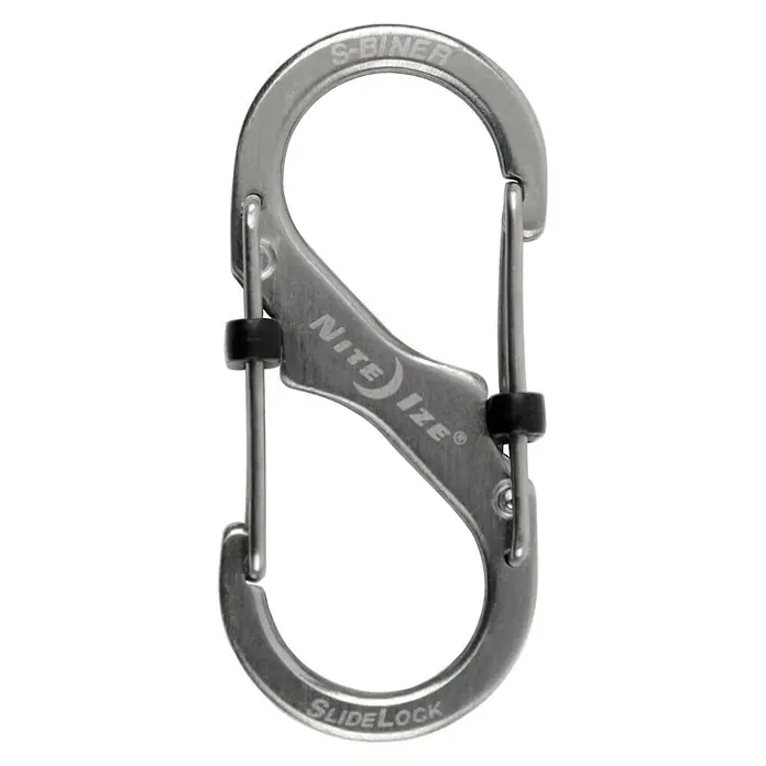 Nite Ize Doppelkarabiner Slide Lock - 50 x 22 mm, Edelstahl, Silber, Belastbarkeit: 4,5 kg - Nahaufnahme eines silbernen Nite Ize S-Biner SlideLock Karabiners.