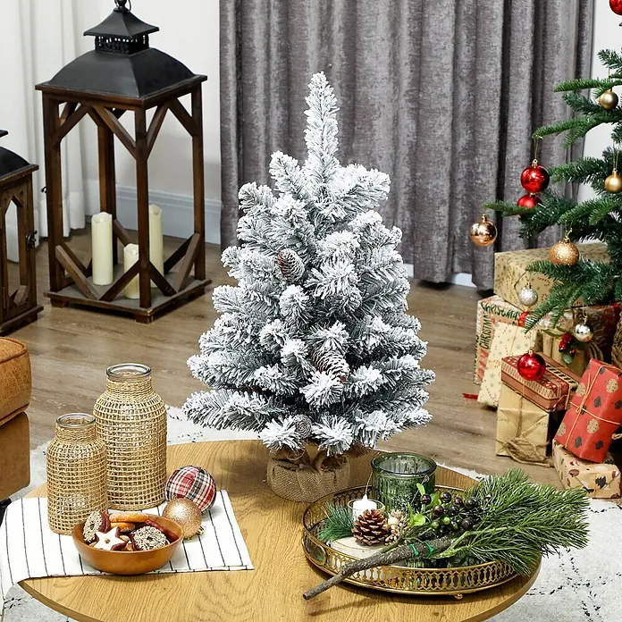 HOMCOM-Weihnachtsbaum-37L x 37B x 60H cm-Grün+Weiß -  - Ein kleiner, beflockter künstlicher Weihnachtsbaum mit Tannenzapfen auf einem Holztisch als Weihnachtsdekoration.