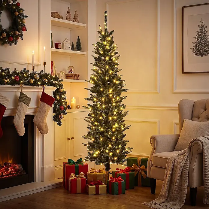 ECD Germany Künstlicher Weihnachtsbaum 180 cm mit Beleuchtung, Naturgetreu -  - Vorbeleuchteter künstlicher Weihnachtsbaum in einem festlichen Wohnzimmer mit Geschenken.