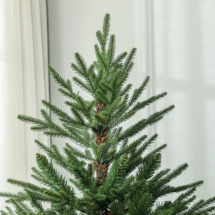 HOMCOM-Weihnachtsbaum-110L x 110B x 183H cm-Grün -  - Nahaufnahme eines künstlichen grünen Weihnachtsbaums mit detaillierten Nadeln und sichtbarem braunen Stamm.