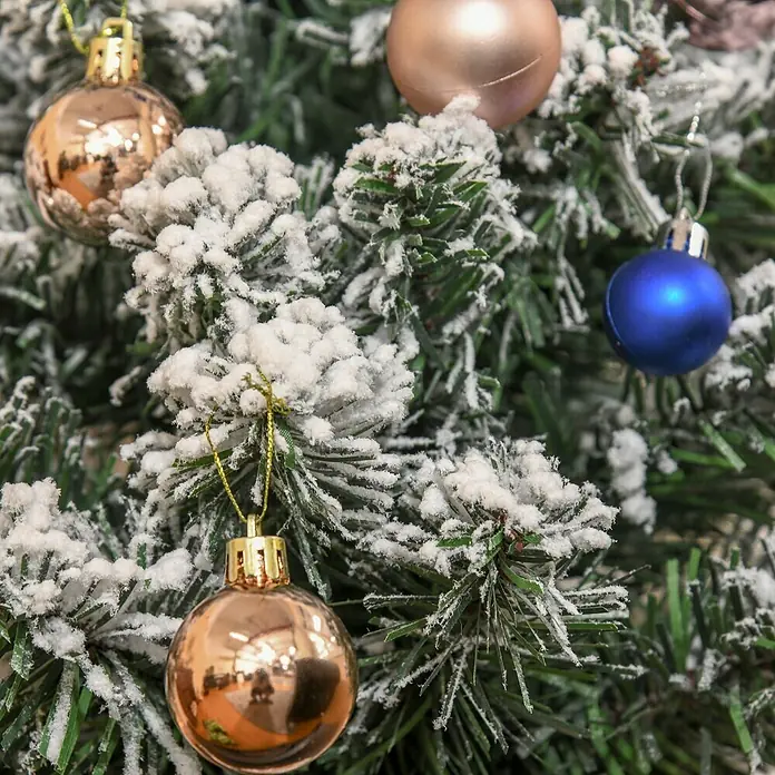 HOMCOM-Weihnachtsbaum-32L x 32B x 60H cm-Grün+Weiß -  - Nahaufnahme eines beflockten Weihnachtsbaumastes, verziert mit metallischen gold- und blauen Kugelornamenten.